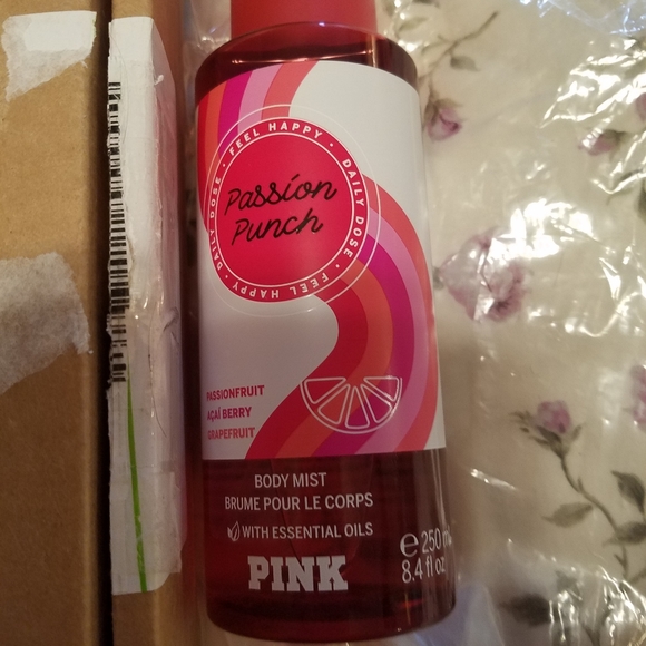 PinkVictoria Secret Passion Punch 8.4 fl.oz.Vic - Picture 2 of 7